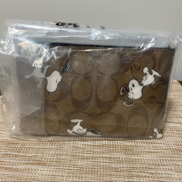 Brand New Coach X Peanuts Corner Zip Wristlet In Signature Canvas With Snoopy - Picture 3 of 4